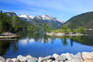 lake como, montana in spring