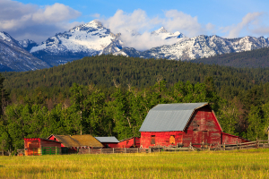 red barn with como peaks mountains in background