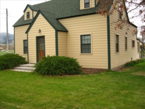 yellow country cottage in corvallis montana