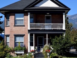 exterior of historic cook home vacation rental stevensville montana