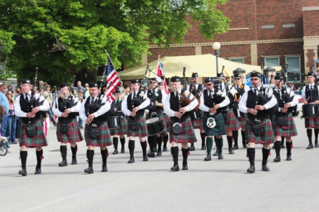 bagpipers in corvallis parade